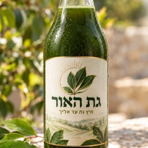 בקבוק מיץ גת ממותג של גת האור על רקע עלים